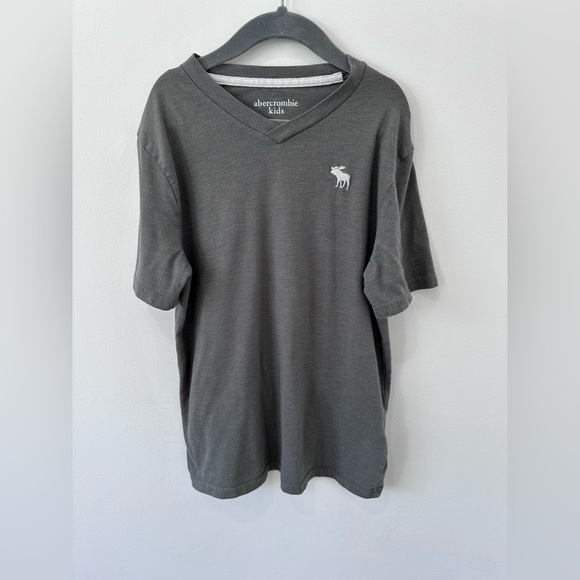 Abercrombie Kids Charcoal V-Neck Tee Shirt - Size 11/12 - Picture 1 of 7